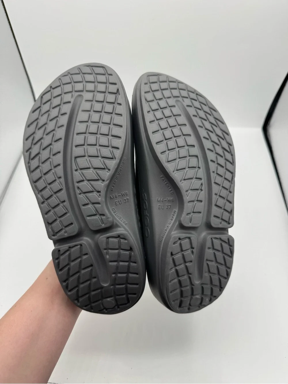 Oofos Black Slide Sandals ooahh sport unisex Bauer Slate 25 size junior 4 new